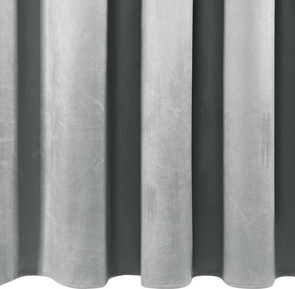 Dekorstudio Zamatový záves AURA na dekoračných krúžkoch 140x250cm - strieborný