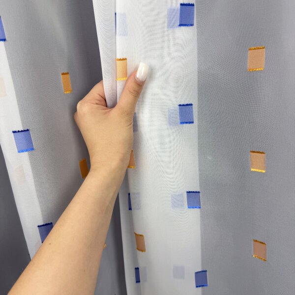 Voálová záclona s geometrickým dizajnom metráž Ervi 1150