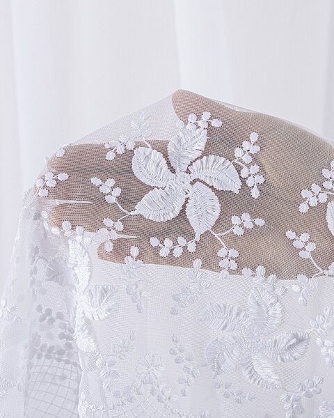Záclona so systémom FLEX (dvojité spony flex) farba produktu biela látka polopriehľadný, zapletaná, vzorované