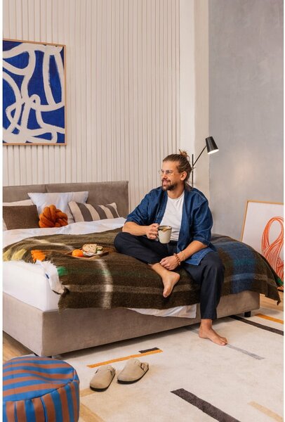 Čalúnená dvojlôžková posteľ taupe s úložným priestorom s roštom 160x200 cm Myra Bold – Selection