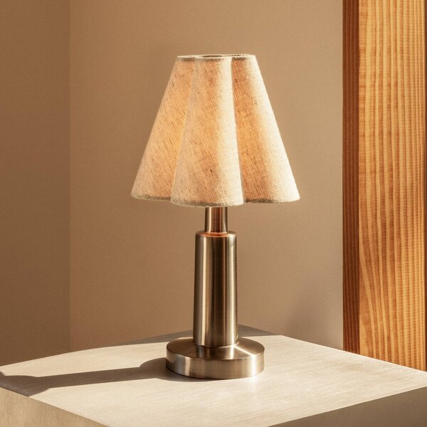Audo Copenhagen – stolová lampa na batérie Admiral, chróm/béžová, 27 cm, textil, Krémová / jantárovo žltá, Obývacia izba / jedáleň, Plast, Dizajn, Stojacie svietidlo