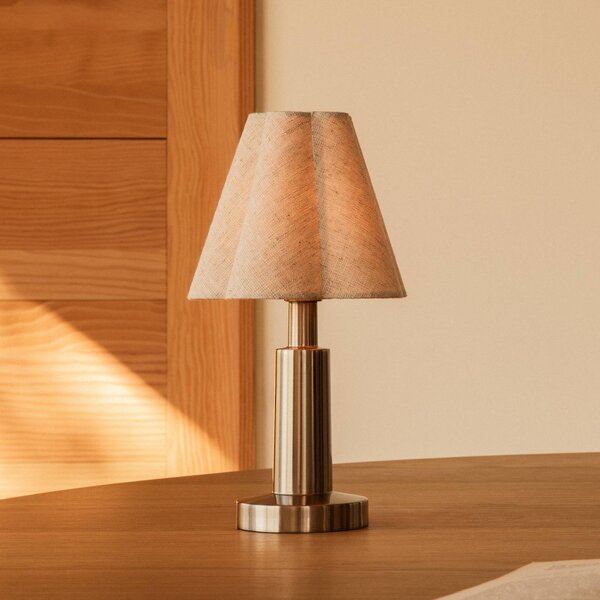 Audo Copenhagen – stolová lampa na batérie Admiral, chróm/béžová, 27 cm, textil, Krémová / jantárovo žltá, Obývacia izba / jedáleň, Plast, Dizajn, Stojacie svietidlo