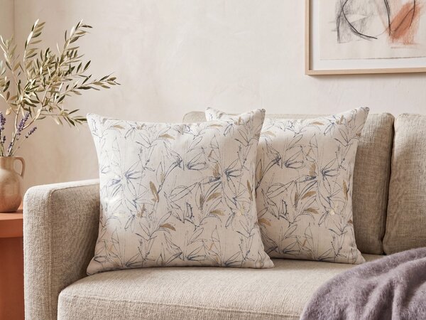 Sada 2 dekoratívnych vankúšov béžové kvetinový vzor 45 x 45 cm potlač glamour