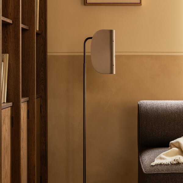 Stojanová lampa Wing, Bronzed Aluminium – Audo Copenhagen