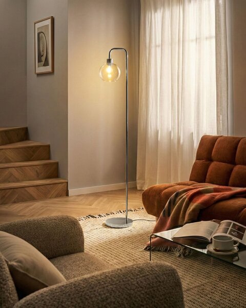 Stojaca lampa strieborná kovová základňa sklenené tienidlo moderný štýl obývacia izba spálňa