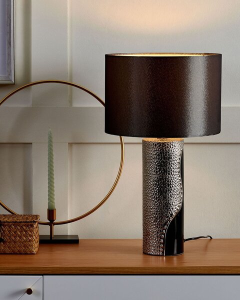 Stolná lampa strieborný keramický podstavec čierne tienidlo z nepravého hodvábu svetlo na nočný stolík