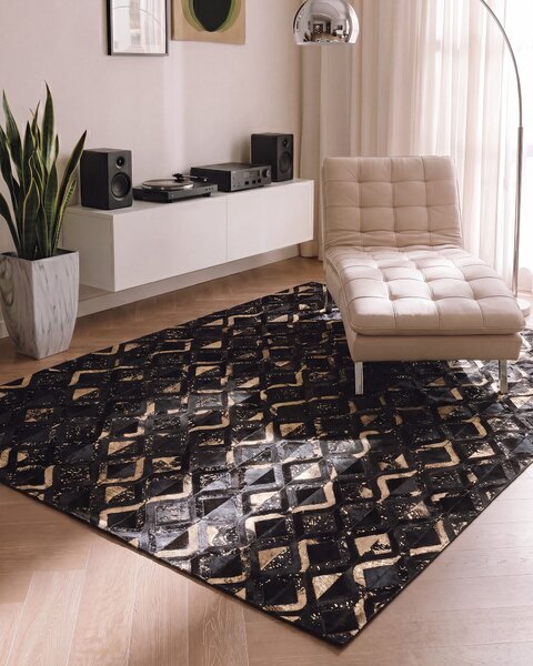 Koberec čierny so zlatou kožený 140 x 200 cm moderný štýl obývacia izba spálňa