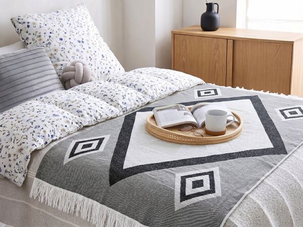 Deka sivá akryl polyester 130 x 170 cm prikrývka na posteľ geometrický vzor strapce obývačka spálne