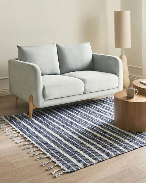 Koberec modrý a biely 140 x 200 cm pruhovaný vzor so strapcami moderná obývacia izba spálňa