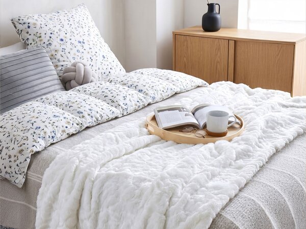 Deka biela akrylová 150 x 200 cm prikrývka škandinávsky dizajn obývacia izba spálňa