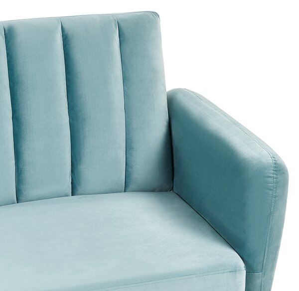 Rozkladacia pohovka svetlomodrá zamatové čalúnenie vhodná na spanie elegantná moderná obývacia izba spálňa