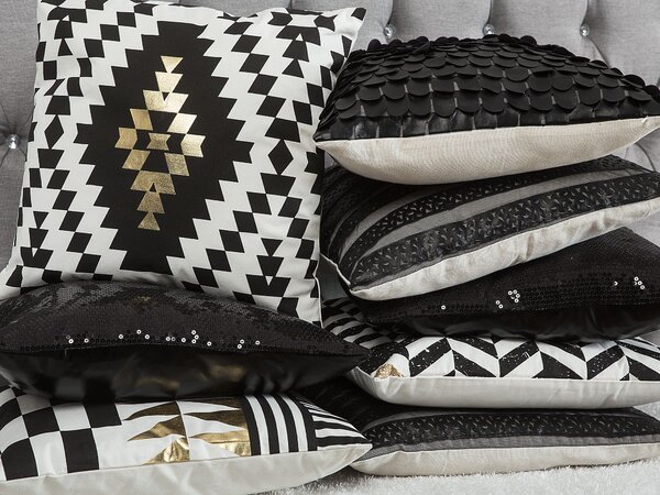 Sada 2 dekoratívnych vankúšov čierna biela bavlna geometrický vzor chevron 45 x 45 cm glamour moderný štýl doplnky