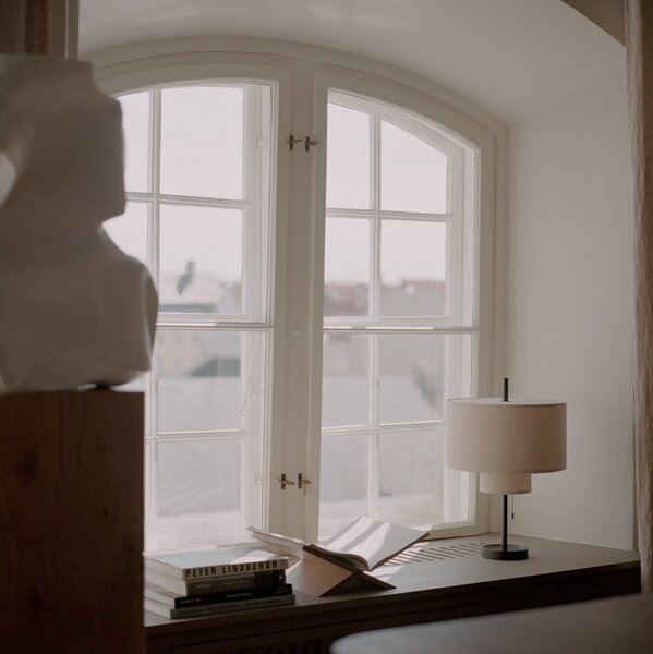 NEW WORKS Stolová lampa Margin, Black / Beige