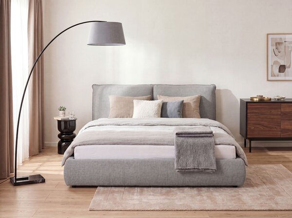 Posteľ sivá polyester látkové čalúnenie 180 x 200 cm lamelový rošt hrubé čalúnené čelo postele moderný štýl spálňa