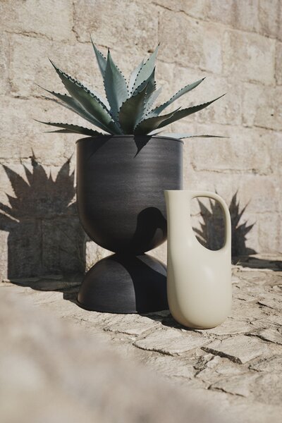 Ferm Living Kvetináč Hourglass, stredný – čierny