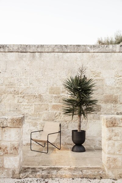 Ferm Living Kvetináč Hourglass, stredný – čierny