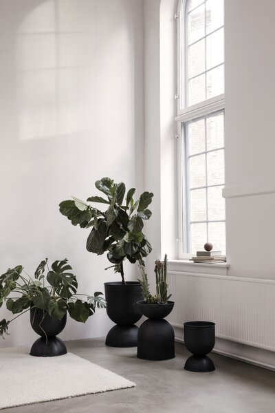 Ferm Living Kvetináč Hourglass, malý – čierny