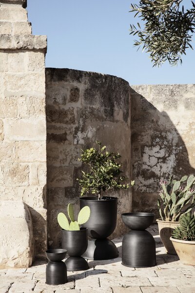 Ferm Living Kvetináč Hourglass, malý – čierny