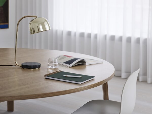 Normann Copenhagen Stolová lampa Grant – mosadzná