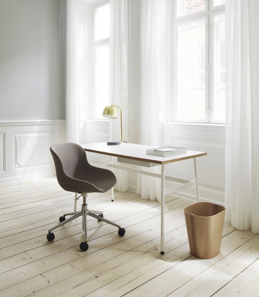 Normann Copenhagen Stolová lampa Grant – mosadzná