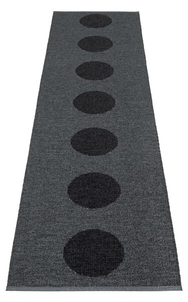 Pappelina Koberec VERA 2.0 Black/Black Metallic – čierny, veľkosť koberca 70 x 360 cm