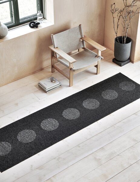 Pappelina Koberec VERA 2.0 Black/Black Metallic – čierny, veľkosť koberca 70 x 360 cm