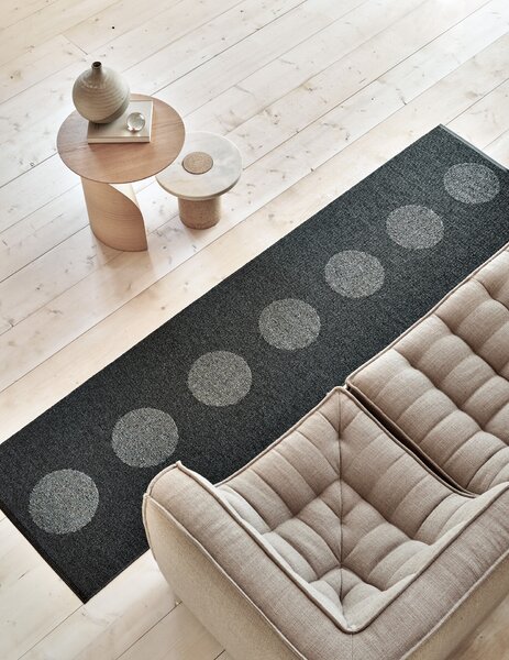Pappelina Koberec VERA 2.0 Black/Black Metallic – čierny, veľkosť koberca 70 x 360 cm