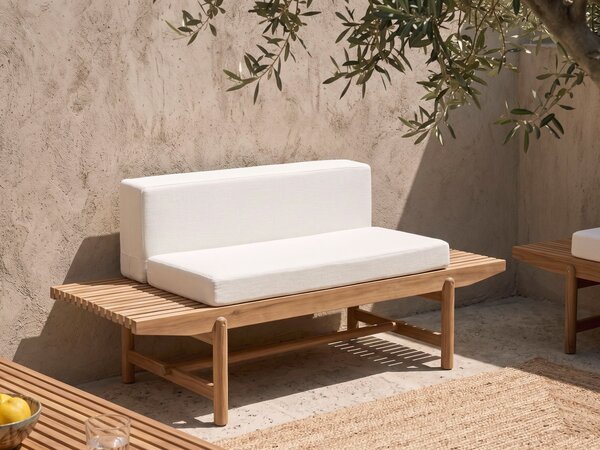 Záhradná lavica svetlé akáciové drevo 135 x 84 cm s vankúšmi krémová biela moderný rustikálny štýl exteriér terasa balkón