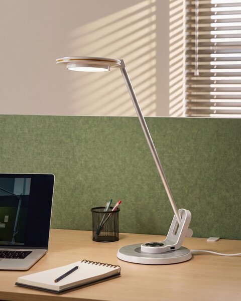 LED stolová lampa strieborná kovová kancelárska lampa s nastaviteľným ramenom a stmievačom USB port