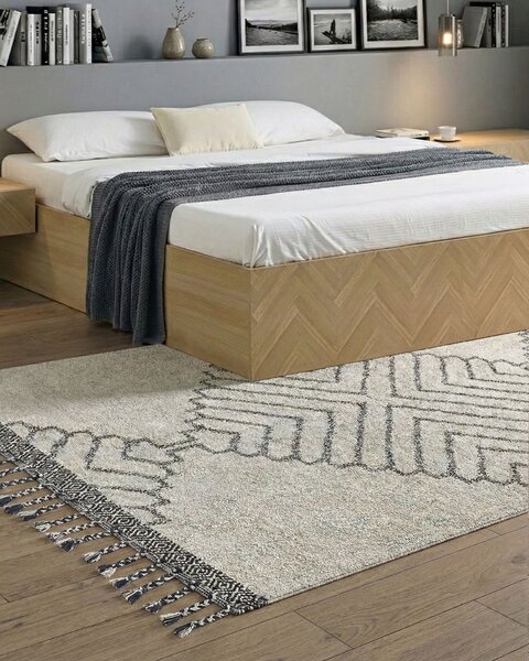 Koberec biely a čierny bavlnený 140 x 200 cm obdĺžnikový geometrický vzor strapce ručne tkaný moderný boho dizajn chodba