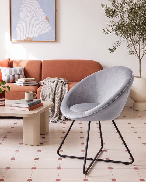 Dizajnové kreslo svetlosivé zamatové čalúnenie okrúhle sedadlo retro minimalistický dizajn
