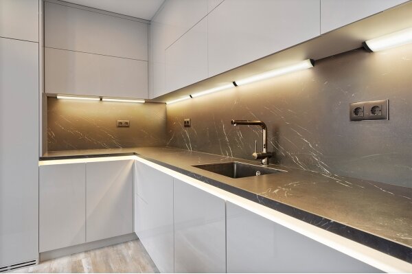 Osram-LED stlmiteľné podlinkové svietidlo so senzorom LINEAR ANGLE LED/7,5W/230V 55 cm čierna