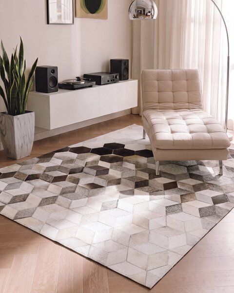 Koberec sivá biela béžová hovädzia koža 160 x 230 cm geometrický patchworkový vzor ručná výroba obdĺžnikový tvar moderný štýl obývačka spálňa