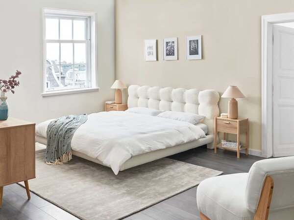 Posteľ krémová biela buklé čalúnenie prešívané čelo lamelový rošt 180 x 200 cm kovové nohy moderný štýl spálňa