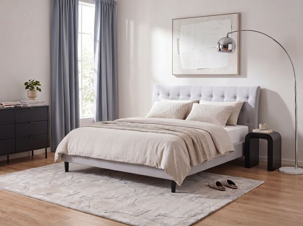 Posteľ svetlosivá látkové čalúnenie 160 x 200 cm prešívané čelo s gombíkmi v štýle Chesterfield lamelový rošt drevené nohy moderný štýl spálňa