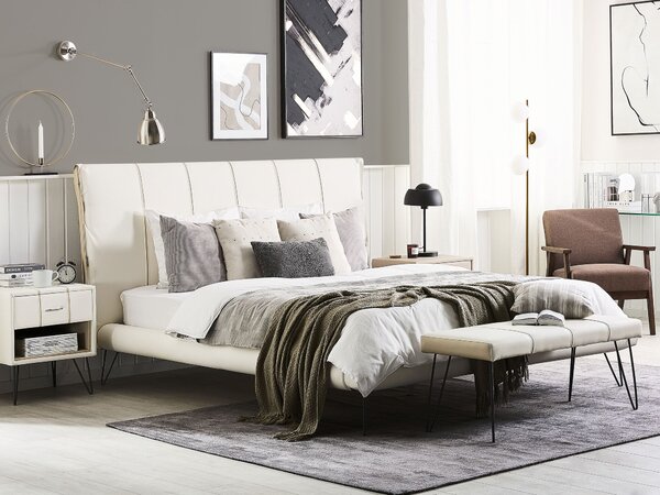 Posteľ svetlobéžová umelá koža 180 x 200 cm prešívané čelo postele tenké čierne nohy moderný dizajn