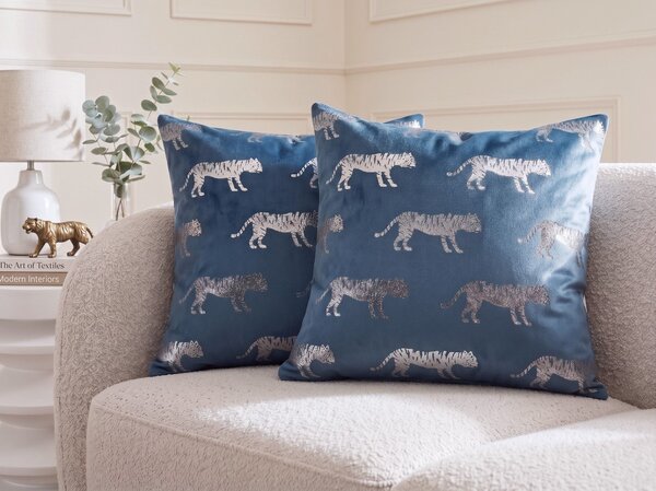 Sada 2 dekoratívnych vankúšov modrý zamat 45 x 45 cm strieborná potlač s motívom tigra glamour bytové doplnky