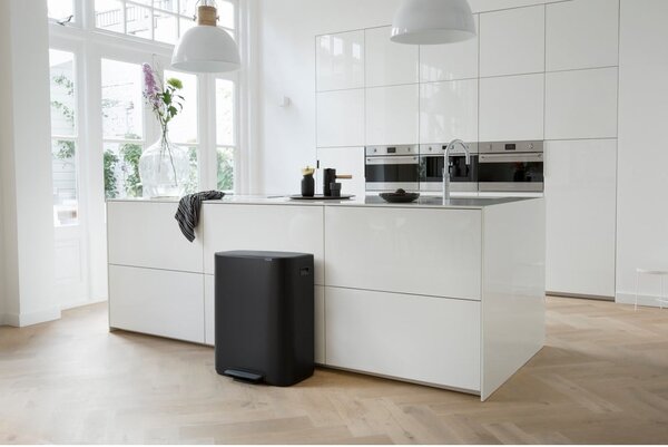 Matne čierny nášľapný oceľový odpadkový kôš 60 l Bo – Brabantia