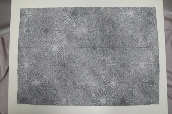 SANDER Vianočný obrus LUCE 50 x 140 cm s protiškrnovou úpravou (Obrus z kvalitného pevného materiálu s patentovanou protifľakovou úpravou)