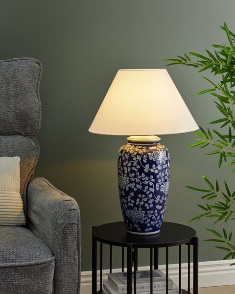 Stolná lampa biela a modrá porcelánový podstavec ľanové tienidlo kvetovaný dizajn svietidlo obývacia izba spálňa