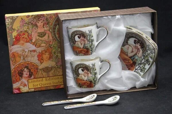 Hrnček s objemom 350 ml, set 2 ks ,Alfons Mucha Stones Queen Isabell (Porcelánový set 2 šálok s podšálkou na espresso kávu z kolekcie Alfons MUCHA)