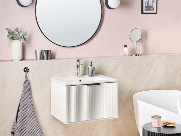 Závesná kúpeľňová skrinka s umývadlom biela s čiernym úchytom MDF 60 cm s 2 zásuvkami úložný priestor moderný štýl kúpeľňa