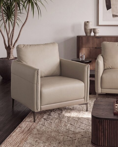 Kreslo sivobéžové látkové čalúnenie s kovovými nohami minimalistický mid-century modern štýl obývacia izba