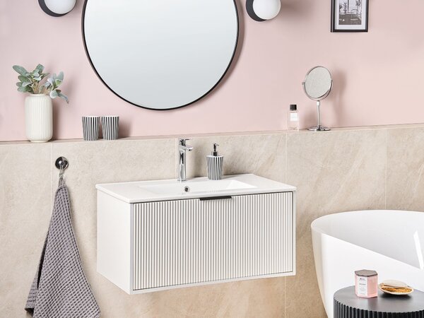 Závesná kúpeľňová skrinka s umývadlom biela s čiernym úchytom MDF 80 cm s 2 zásuvkami úložný priestor moderný štýl kúpeľňa