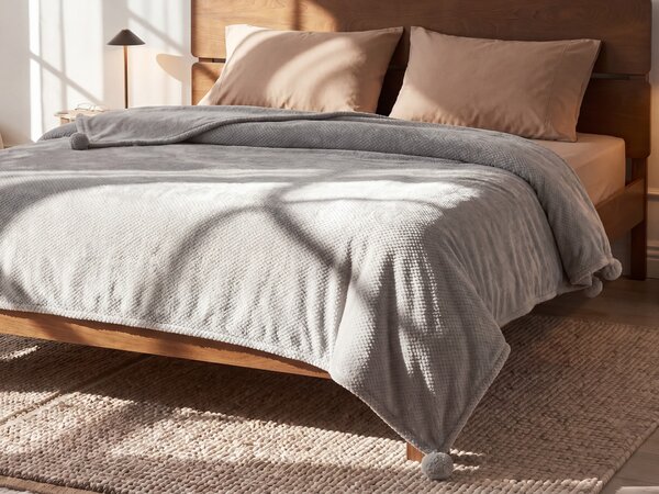 Deka svetlosivá polyester 200 x 220 cm bez vzoru jednofarebná s brmbolcami prikrývka moderný štýl doplnky obývačka spálňa