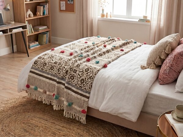 Prikrývka hnedá a béžová bavlnená 130 x 180 cm geometrický vzor brmbolce boho spálňa obývačka
