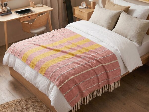 Prikrývka svetločervená bavlna akryl 130 x 170 cm pruhovaný vzor strapce boho štýl obývacia izba spálňa