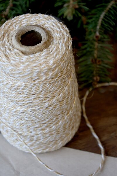Jutový špagátik 160 m – White / Beige / Gold thread