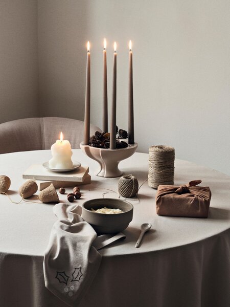 Vyšívaný obrúsok Fryd Light Warm Grey – set 4 ks