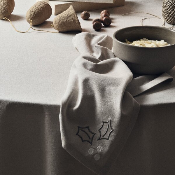 Vyšívaný obrúsok Fryd Light Warm Grey – set 4 ks